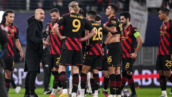 Guardiola speaking to his players after the game