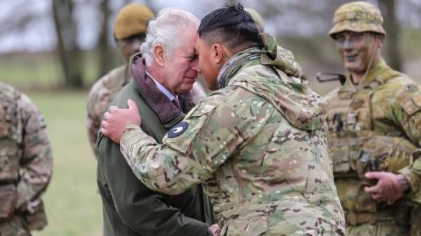 The King receives the hongi, the traditio<em></em>nal Maori greeting, from a New Zealander who is part of the co<em></em>ntigent training Ukrainian recruits at the site in southwest England. 