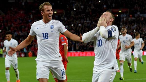 Harry Kane (L) celebrating with Wayne Roo<em></em>ney when the latter set the England scoring record in 2015