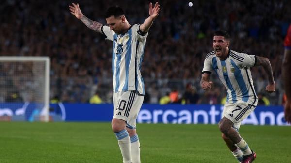 Lio<em></em>nel Messi (L) celebrates with Rodrigo De Paul (R) after scoring against Panama