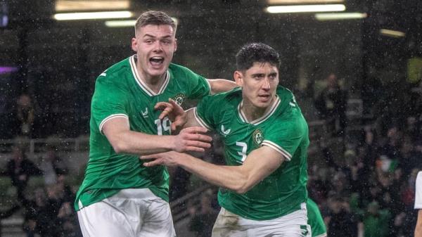 Callum O'Dowda (R) celebrating his goal on Wednesday alo<em></em>ngside striker Evan Ferguson