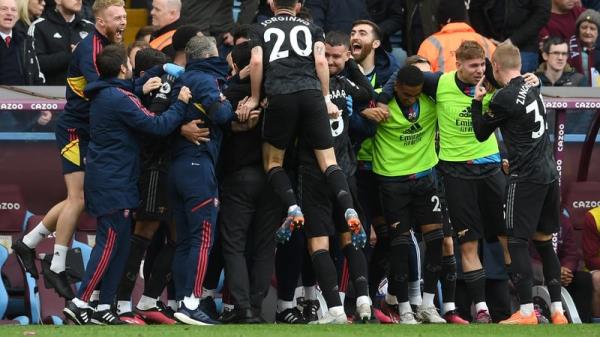 Arsenal staff and players celebrate their fourth goal against Aston Villa