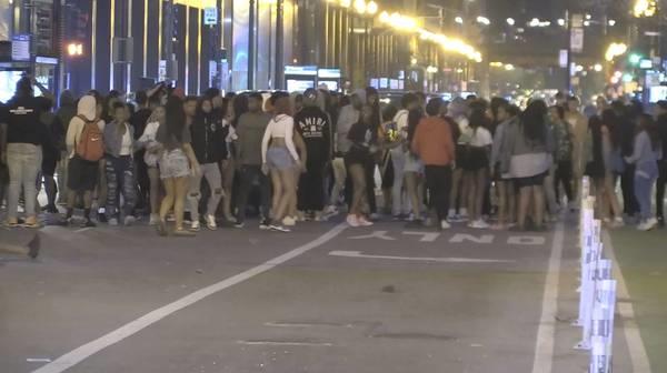 A large group of young adults and juveniles co<em></em>ngregate in the streets of downtown Chicago Saturday night.