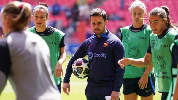 Jo<em></em>natan Giraldez overseeing a Barcelona training session on Friday