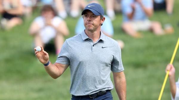 McIlroy acknowledges the crowd after his birdie on the 17th green