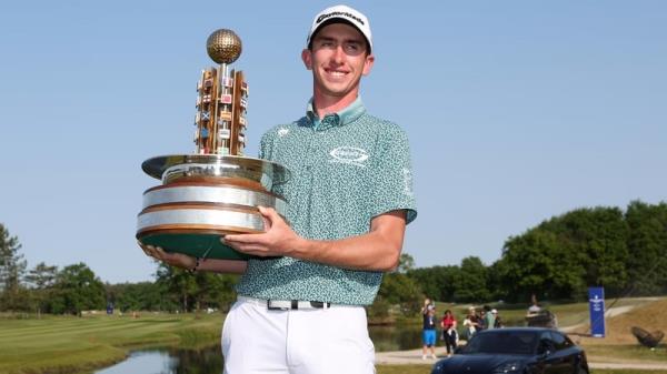 Tom McKibbin with the trophy after his win in Hamburg