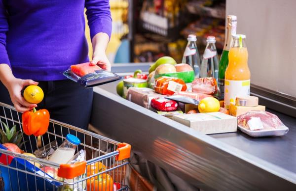 crowded grocery store checkout line